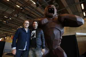 Richard Orlinski et Jean-Paul Hévin devant leur King Kong géant en chocolat